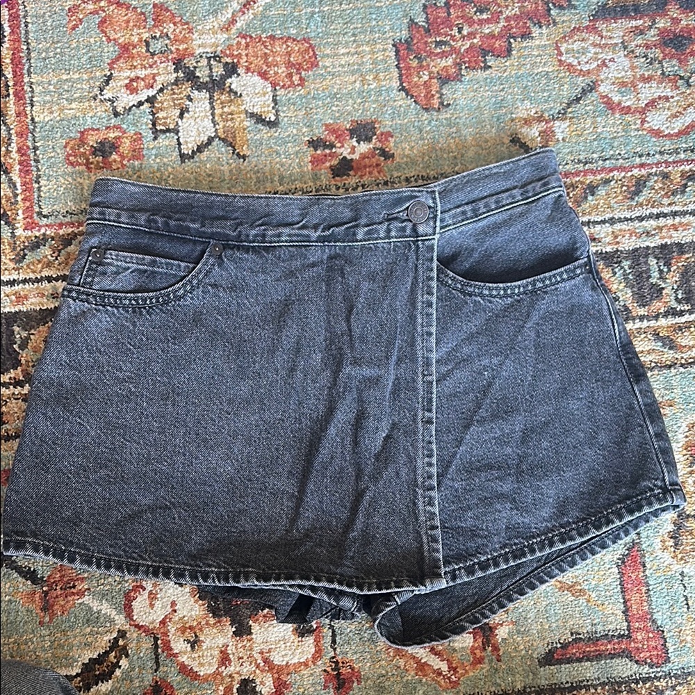 Levi’s Black denim skort